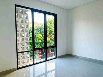 Rumah Baru 3 Lantai SHM Pondok Bambu Jakarta Timur