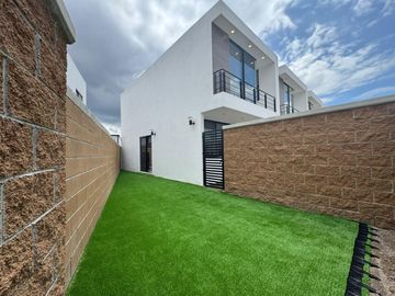 CASA NUEVA CON TERRENO EXCEDENTE EN RENTA EN ARZÚA. ZONA SUR. LEON, GTO. A 3 MIN DEL BLV. AEROPUERTO FRENTE ÁREA VERDE.