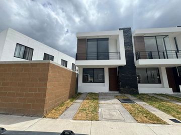 CASA NUEVA CON TERRENO EXCEDENTE EN RENTA EN ARZÚA. ZONA SUR. LEON, GTO. A 3 MIN DEL BLV. AEROPUERTO FRENTE ÁREA VERDE.