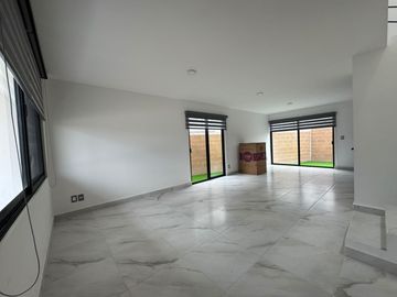 CASA NUEVA CON TERRENO EXCEDENTE EN RENTA EN ARZÚA. ZONA SUR. LEON, GTO. A 3 MIN DEL BLV. AEROPUERTO FRENTE ÁREA VERDE.