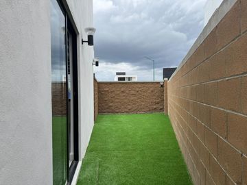 CASA NUEVA CON TERRENO EXCEDENTE EN RENTA EN ARZÚA. ZONA SUR. LEON, GTO. A 3 MIN DEL BLV. AEROPUERTO FRENTE ÁREA VERDE.
