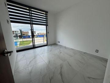 CASA NUEVA CON TERRENO EXCEDENTE EN RENTA EN ARZÚA. ZONA SUR. LEON, GTO. A 3 MIN DEL BLV. AEROPUERTO FRENTE ÁREA VERDE.