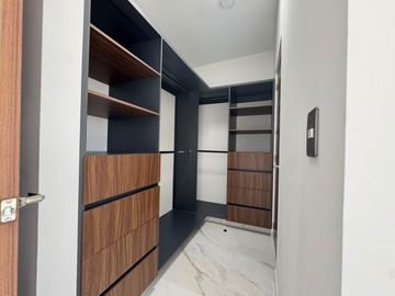 CASA NUEVA CON TERRENO EXCEDENTE EN RENTA EN ARZÚA. ZONA SUR. LEON, GTO. A 3 MIN DEL BLV. AEROPUERTO FRENTE ÁREA VERDE.