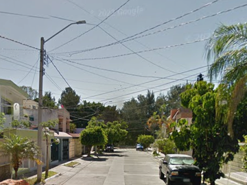 CASA EN GUADALAJARA, MUY AMPLIA, ACABADOS DE LUJO, CUENTA CON TODOS LOS SERVICIOS Y AMENIDADES.