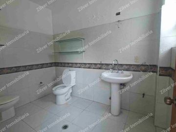Bodega en renta con oficinas zona la maria