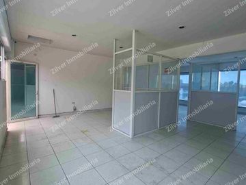 Bodega en renta con oficinas zona la maria