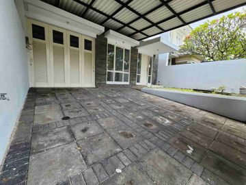 rumah 2 lantai minimalis siap huni dekat citraland dekat graha natura surabaya barat