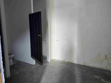 Bodega y Oficinas con estacionamiento y anden para carga y descarga.