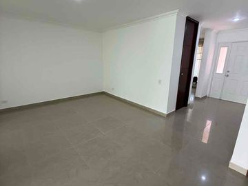 VENDO CASA SECTOR LA CASTELLANA