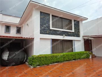 SE RENTA CASA DENTRO DEL RESIDENCIAL CLUB DE GOLF SAN CARLOS, METEPEC. 4 recámaras c/u con baño, se aceptan mascotas.