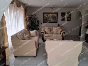 SE RENTA CASA DENTRO DEL RESIDENCIAL CLUB DE GOLF SAN CARLOS, METEPEC. 4 recámaras c/u con baño, se aceptan mascotas.