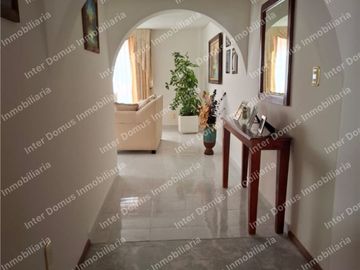 SE RENTA CASA DENTRO DEL RESIDENCIAL CLUB DE GOLF SAN CARLOS, METEPEC. 4 recámaras c/u con baño, se aceptan mascotas.