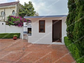 SE RENTA CASA DENTRO DEL RESIDENCIAL CLUB DE GOLF SAN CARLOS, METEPEC. 4 recámaras c/u con baño, se aceptan mascotas.