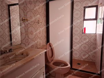 SE RENTA CASA DENTRO DEL RESIDENCIAL CLUB DE GOLF SAN CARLOS, METEPEC. 4 recámaras c/u con baño, se aceptan mascotas.