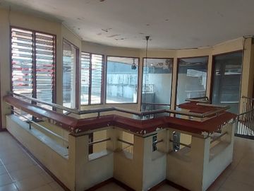 Dijual rumah 2lantai cocok untuk kantor, usaha di raya puncak permai (MC)
