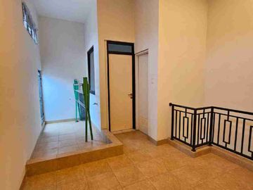 dijual murah rumah 2 lantai garden Ville ada kolam renang citra raya Cikupa Tangerang