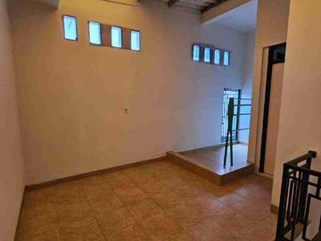 dijual murah rumah 2 lantai garden Ville ada kolam renang citra raya Cikupa Tangerang