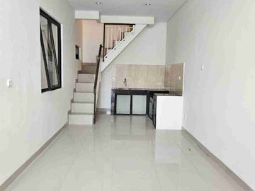 dijual murah rumah 2 lantai garden Ville ada kolam renang citra raya Cikupa Tangerang