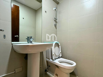 For Lease/Rent: 3-Storey Commercial Unit in 68 Roces, Quezon City