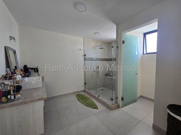 Casa en Venta en Zibatá con amplios espacios, diseño moderno y funcional, 3 rec, 3.5 baños, Sala TV, Oficina, Cocina con barra, Jardín privado 3 estac