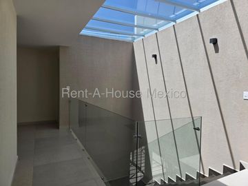 Casa en Venta en Zibatá con amplios espacios, diseño moderno y funcional, 3 rec, 3.5 baños, Sala TV, Oficina, Cocina con barra, Jardín privado 3 estac