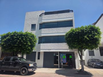 Oficinas en RENTA con terraza, estacionamiento para 5 autos y local comercial en el Centro-Pino Suárez