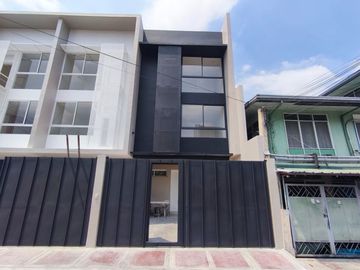 14M- FOR SALE 3 STOREY TOWNHOUSE w/ 3 BEDROOMS, LOCATED IN PROJECT 4 QUEZON CITY