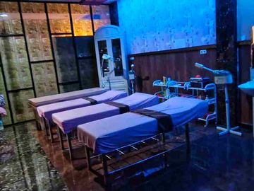 DISEWAKAN 2 RUKO GANDENG EKS KLINIK KECANTIKAN