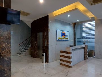 DIJUAL CEPAT GEDUNG 4 LANTAI AREA KEMAYORAN JAKARTA PUSAT FULL FURNISH