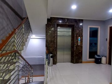 DIJUAL CEPAT GEDUNG 4 LANTAI AREA KEMAYORAN JAKARTA PUSAT FULL FURNISH
