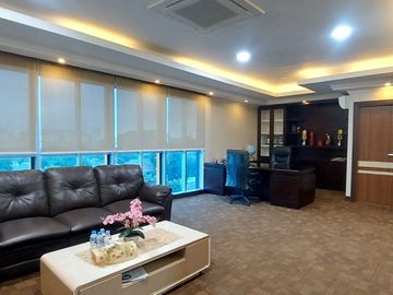 DIJUAL CEPAT GEDUNG 4 LANTAI AREA KEMAYORAN JAKARTA PUSAT FULL FURNISH