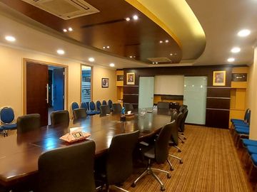 DIJUAL CEPAT GEDUNG 4 LANTAI AREA KEMAYORAN JAKARTA PUSAT FULL FURNISH