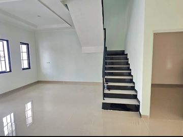 Miliki Rumah Mewah 2 lantai di Harapan indah bekasi kota (D0472)