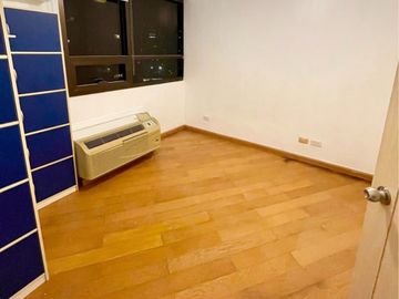 RUSH for Lease/Sale 2BR Bi-level with maid's room Icon Residences, BGC, Taguig