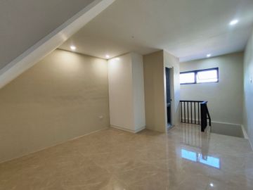 3 Bedroom Townhouse in Santa Ana Manila For Sale with Elderly Room near OB Montessori, St. Framcis School SD