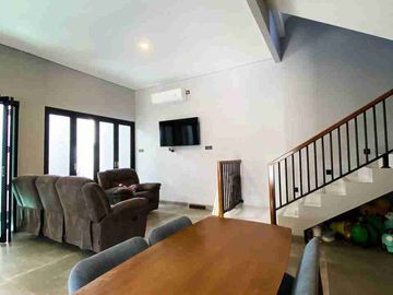 Rumah Mewah 3 Lantai Siap Huni Di Cluster Premium Ada Kolam Renang Pribadi