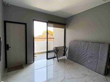 Rumah Mewah 3 Lantai Siap Huni Di Cluster Premium Ada Kolam Renang Pribadi