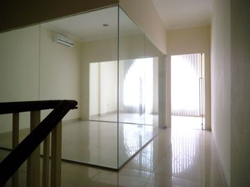 Disewakan Ruko Crown Green Lake City sudah ada 7 AC, Sekat Partisi Kaca