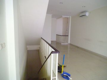 Disewakan Ruko Crown Green Lake City sudah ada 7 AC, Sekat Partisi Kaca