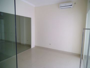 Disewakan Ruko Crown Green Lake City sudah ada 7 AC, Sekat Partisi Kaca