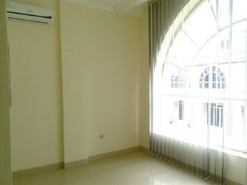 Disewakan Ruko Crown Green Lake City sudah ada 7 AC, Sekat Partisi Kaca