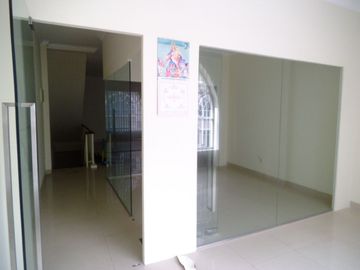 Disewakan Ruko Crown Green Lake City sudah ada 7 AC, Sekat Partisi Kaca
