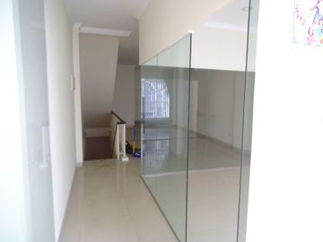 Disewakan Ruko Crown Green Lake City sudah ada 7 AC, Sekat Partisi Kaca