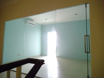 Disewakan Ruko Crown Green Lake City sudah ada 7 AC, Sekat Partisi Kaca