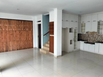 Dijual Rumah di Nusa Hijau Cimahi, Sangat Mewah Ada Kolam Renangnya