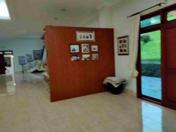 dijual villa di Megamendung ada kolam renang fully furnished bagus bersih sejuk aman view gunung