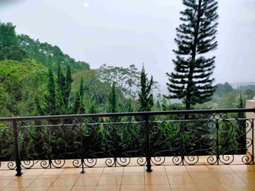 dijual villa di Megamendung ada kolam renang fully furnished bagus bersih sejuk aman view gunung