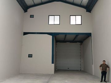 DISEWAKAN GUDANG BANGUNAN BARU DENGAN OFFICE MUAT KONTAINER 20 40 FEET di GUDANG ERA PRIMA INDUSTRIAL TANGERANG