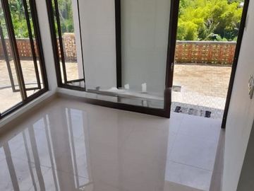Dijual Rumah Hook 2 Lt. Islami Cantik dan Asri view Pegunungan dan Kebun Jeruk