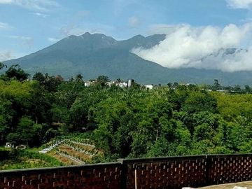 Dijual Rumah Hook 2 Lt. Islami Cantik dan Asri view Pegunungan dan Kebun Jeruk